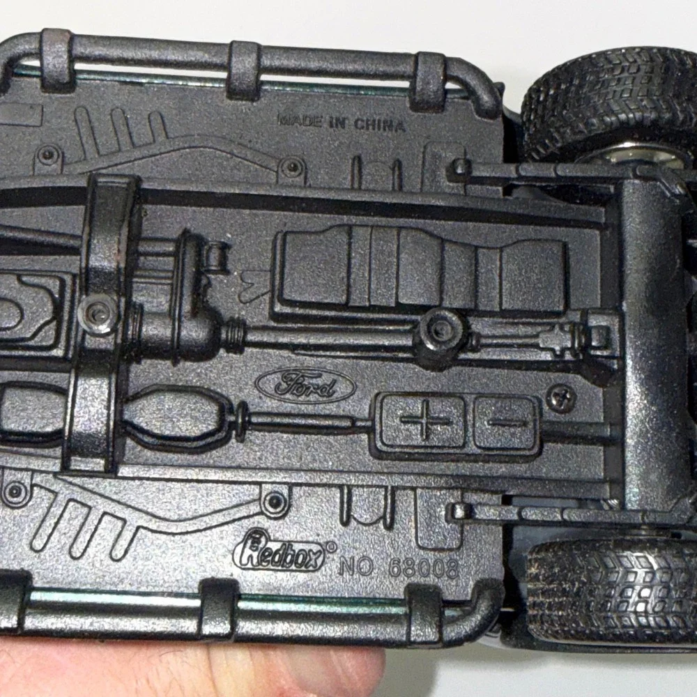 Redbox Ford Explorer Sport 90's  Diecast Model Car 1:24 Scale SUV Opening Doors